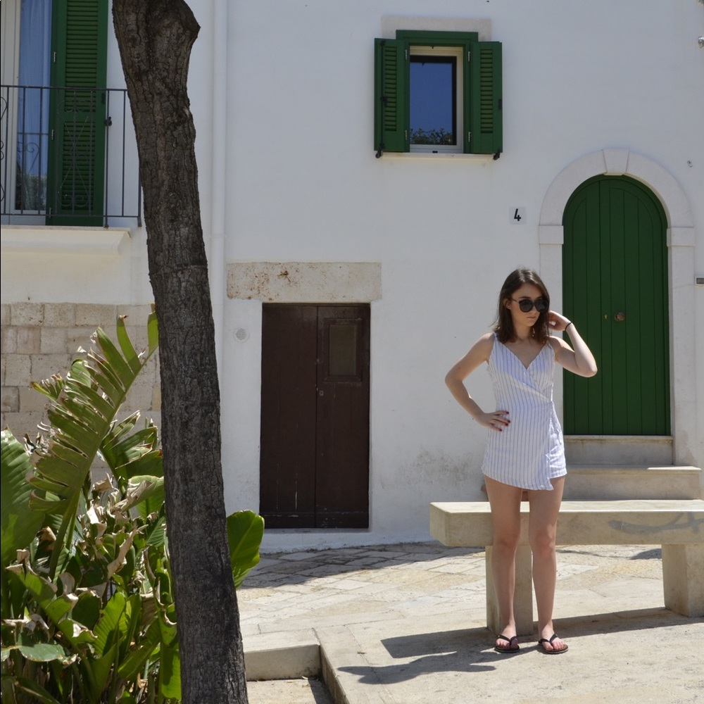 Lulu’s White Striped Romper Sz. XS